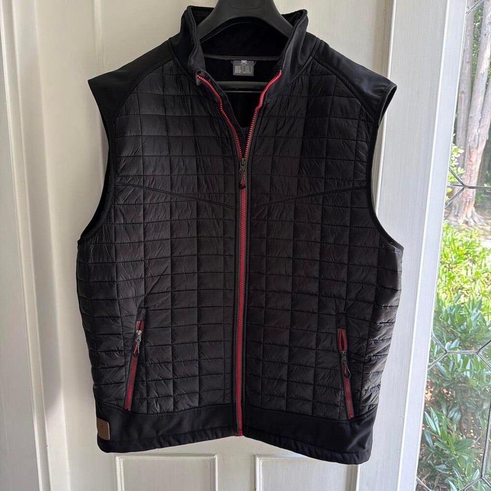 Black quilted vest with red zipper accents #gilet #outdoor